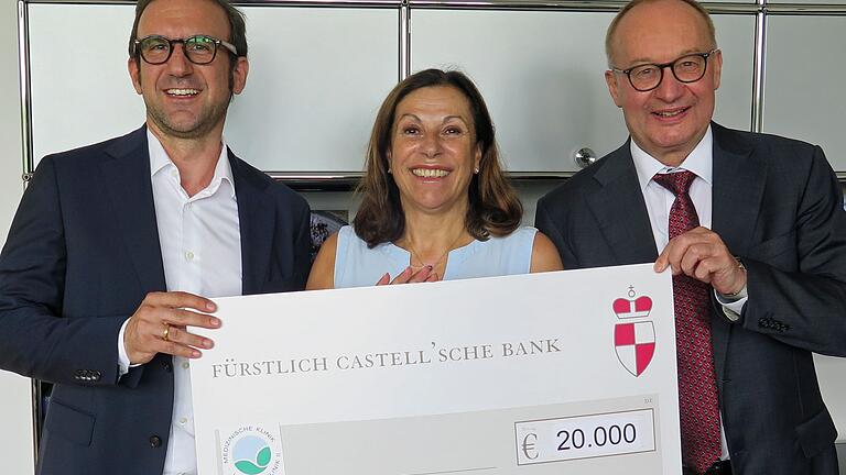 Scheckübergabe: Gabriele Nelkenstock vom Verein Hilfe im Kampf gegen Krebs, umgeben von Prof. Dr. Imad Maatouk (links) und Prof Dr. Hermann Einsele, beide von der Medizinischen Klinik II des Uniklinikums Würzburg. Scheckübergabe: Gabriele Nelkenstock vom Verein Hilfe im Kampf gegen Krebs, umgeben von Prof. Dr. Imad Maatouk (links) und Prof Dr. Hermann Einsele, beide von der Medizinischen Klinik II des Uniklinikums Würzburg.