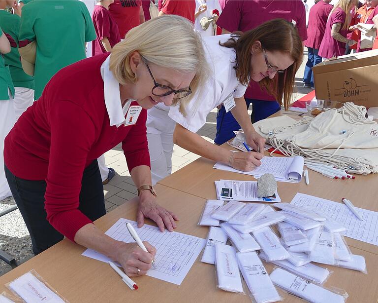 Die stellvertretende Landrätin Susanne Knof unterzeichnete wie viele andere die aufgelegte Petition. Knof zeigte bei der Protestaktion ebenso Flagge wie die anderen Stellvertretenden Doris Paul und Robert Finster. Die stellvertretende Landrätin Susanne Knof unterzeichnete wie viele andere die aufgelegte Petition. Knof zeigte bei der Protestaktion ebenso Flagge wie die anderen Stellvertretenden Doris Paul und Robert Finster.