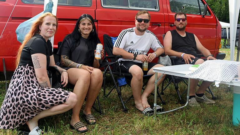 Die Festivalgäste sind in Feierstimmung (von links): Melanie Mohr, Larissa Stäblein, Philipp Lutz und Kilian Schlereth freuen sich auf ein ausgelassenes Wochenende auf der 'Lutzi'. Die Festivalgäste sind in Feierstimmung (von links): Melanie Mohr, Larissa Stäblein, Philipp Lutz und Kilian Schlereth freuen sich auf ein ausgelassenes Wochenende auf der 'Lutzi'.
