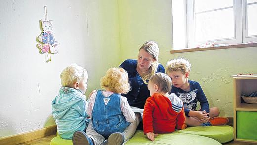 Wohin mit meinem Kind? Das Betreuungsangebot von Kindertagesstätten reicht für viele Berufstätige nicht aus. Die Tagespflege ist deshalb ein wichtiger Baustein in der Kinderbetreuung. Wohin mit meinem Kind? Das Betreuungsangebot von Kindertagesstätten reicht für viele Berufstätige nicht aus. Die Tagespflege ist deshalb ein wichtiger Baustein in der Kinderbetreuung.