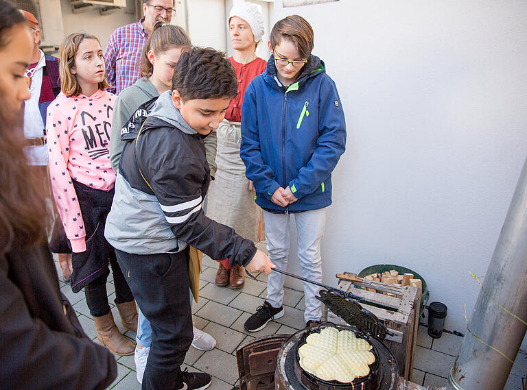 Waffeln backen mit den Hilfsmitteln von früher. Waffeln backen mit den Hilfsmitteln von früher.