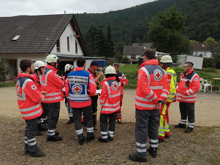 Lagebesprechung vor Ort: Einsatzkräfte des BRK und Malteser aus Würzburg reisten ins Hochwasser-Katastrophengebiet, um zu helfen. Lagebesprechung vor Ort: Einsatzkräfte des BRK und Malteser aus Würzburg reisten ins Hochwasser-Katastrophengebiet, um zu helfen.