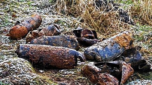 Der Kampfmittelräumdienst versuchte am Dienstag vergeblich, sechs Brand- und Splitterbomben bei Grafenrheinfeld zu entschärfen (links). Bei den Bauarbeiten im &bdquo;Maintal&ldquo; sind auch ungefährliche Bombenreste entdeckt worden (oben).