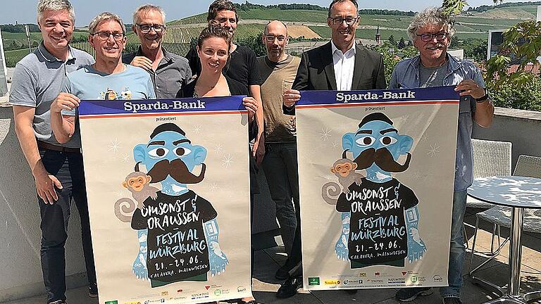 In zwei Wochen geht's los: Die Unterstützer und Macher des Umsonst & Draussen freuen sich auf das 31. Festival. Im Bild von rechts nach links: Hartmut Emser (U+D-Verein), Ruthard Sämann (Vertriebsleiter Sparda-Bank), Festival-Chef Ralf Duggen, Steffen Deeg (U+D-Verein), Katharina Schmidt (U+D-Verein), Tilman Hampl (U+D-Verein), Peter Grethler (U+D-Verein) und Gunther Schunk (Vogel Communication Group).