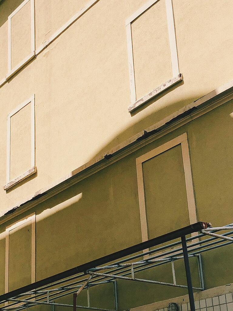 Würzburg, Stadtteil Grombühl: Hier gibt es auffällig viele zugemauerte Fenster. Würzburg, Stadtteil Grombühl: Hier gibt es auffällig viele zugemauerte Fenster. 
