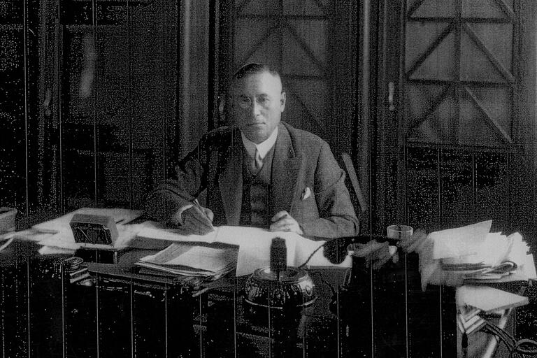 Das historische Foto zeigt Richard May als Direktor der Agfa-Farbenfabrik in Wolfen an seinem Schreibtisch. Das historische Foto zeigt Richard May als Direktor der Agfa-Farbenfabrik in Wolfen an seinem Schreibtisch.