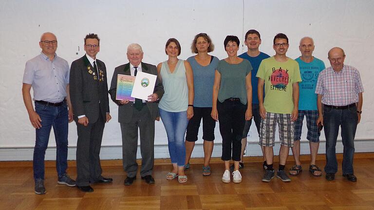 Auf dem Foto von links: 2. Schützenmeister Armin Werner, 1. Schützenmeister Alexander Schäflein, Ehrenschützenmeister Karl-Heinz Schäflein, Schriftführerin Tatjana Helmschrott, Kassiererin Nicole Arleth, Damenleiterin Karoline Kimmel, stv. Schützenmeister Moritz Feustel, Jugendleiter Sebastian Schad, stv. Schützenmeister Michael Ankenbauer, Sportleiter Reinhard Beutel (es fehlen stv. Schützenmeister Anton Lutz, 2. Sportleiter Dieter Müller, Protokollführer Wolfgang Schad, 2. Jugendleiter Martin Lutz).