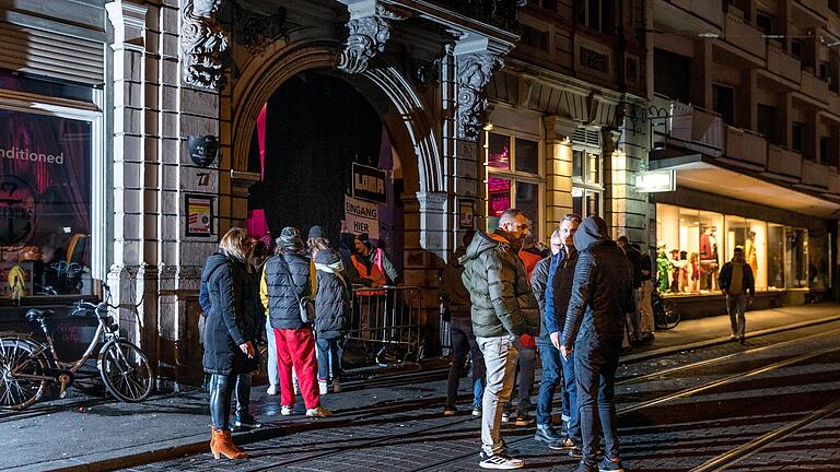 Die Sanderstraße gilt mit ihren zahlreichen Bars und Clubs als ein Lärm-Hotspot in Würzburg (Archivbild). Nun möchte das Konfliktmanagement dort für Ruhe und Respekt sorgen. Die Sanderstraße gilt mit ihren zahlreichen Bars und Clubs als ein Lärm-Hotspot in Würzburg (Archivbild). Nun möchte das Konfliktmanagement dort für Ruhe und Respekt sorgen.