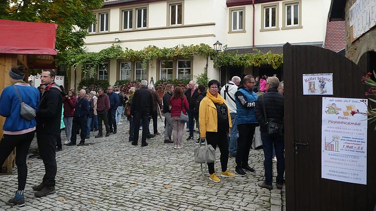 Reger Andrang herrschte beim Herbstmarkt in der Kirchenburg. Reger Andrang herrschte beim Herbstmarkt in der Kirchenburg.