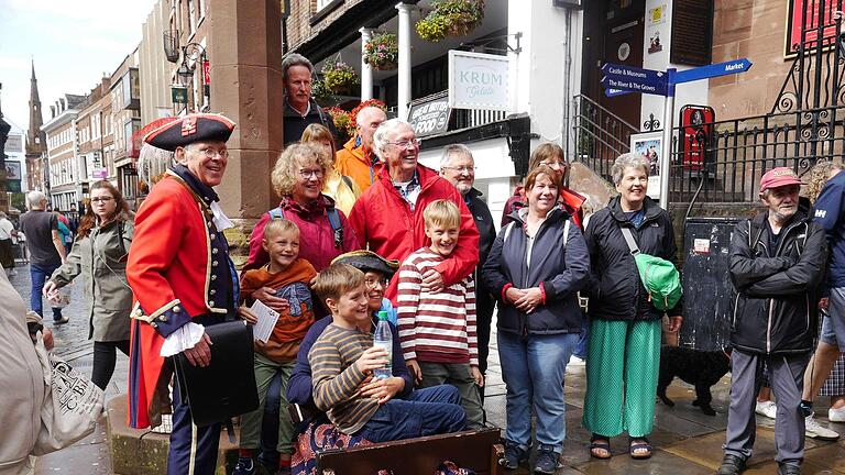 Die Brückenauer Delegation posiert mit dem Stadtschreier von Chester bei der Stadtführung.       -  Die Brückenauer Delegation posiert mit dem Stadtschreier von Chester bei der Stadtführung.