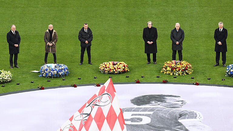 Gedenkfeier für Franz Beckenbauer.jpeg       -  Die ehemaligen Fußballprofis Karl-Heinz Rummenigge, Wolfgang Overath, Lothar Matthäus, Günter Netzer, Karl-Heinz 'Charly' Körbel und Bastian Schweinsteiger trauern im Mittelkreis der Rasens um Franz Beckenbauer.