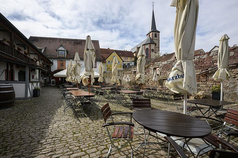 Blick in den noch geschlossenen Biergarten des 'Meisnerhofs in Erlabrunn. Blick in den noch geschlossenen Biergarten des 'Meisnerhofs in Erlabrunn.