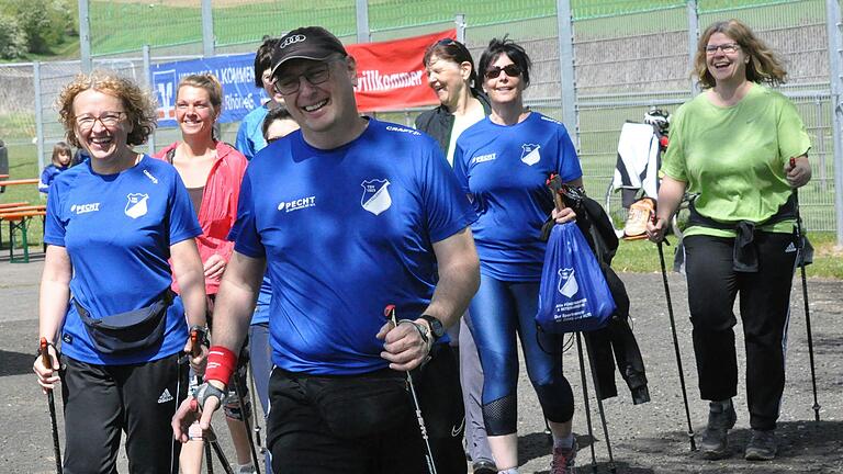 Die Nordic-Walking-Gruppe des TSV Unterelsbach eröffnete den Oberstreuer Kolmberglauf.