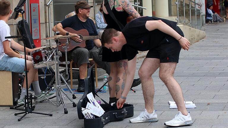 Die Gage mussten sich die Musiker beim Pflasterklang über Spenden der Passanten selbst erspielen. Die Fahrtkosten und Verpflegung wurden aber vom Veranstalter gedeckt.