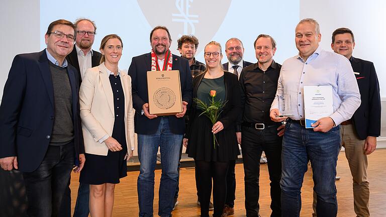 Mit einem Sonderpreis der Aktion 'Vorstand des Jahres' wurde jetzt die Freie Turnerschaft Würzburg ausgezeichnet, hier mit dem Vorsitzenden Markus Schüll (2. v. r.), Burkhard Pechtl (4.v.l.), Daniel Back (5.v.l.),&nbsp;Fredericke Keller (4.v. r.) und&nbsp;Gerald Fuchs (3.v.r.). Glückwünsche überbrachten Torsten Schleicher (Main-Post, links), Jens Röder (2.v.l., Fachbereich Sport, Würzburg), Bürgermeisterin Judith Roth (3.v.l.), Landrat Thomas Eberth (4.v.r.) und Stefan Hebig (Sparkasse).