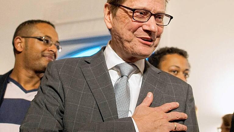 Empfang Westerwelle Foundation       -  Statt Händeschütteln: Guido Westerwelle legt zur Begrüßung seine Rechte aufs Herz. So will er nach seiner schweren Krankheit Infektionen verhindern.