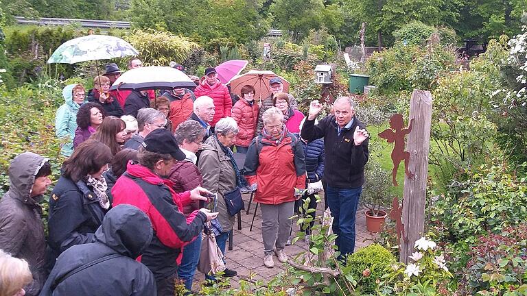 Über 40 Gartenfreunde machten einen Ausflug ins Clematisdorf Erlabrunn.