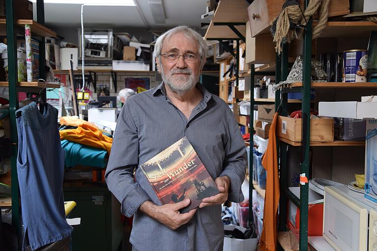 Siggi Seuß in der Bühnenbildnerei des Meininger Staatstheaters mit seiner Reportagen-Sammlung zum Wunder von Meiningen. Siggi Seuß in der Bühnenbildnerei des Meininger Staatstheaters mit seiner Reportagen-Sammlung zum Wunder von Meiningen.