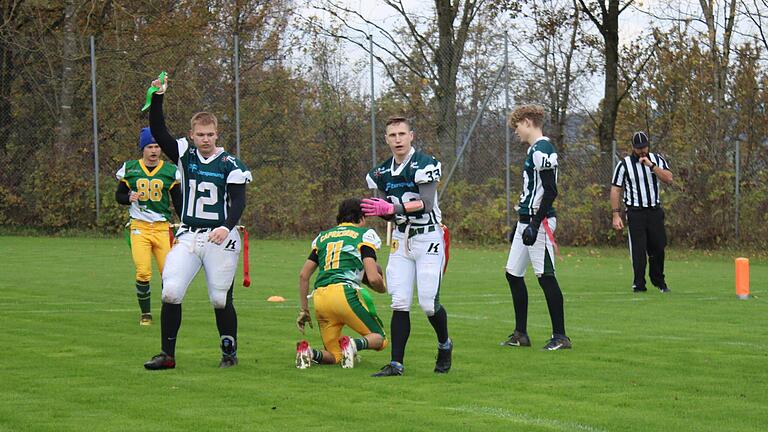 Gilt als großes Talent: Der Schweinfurter Hendrik Müller (rechts vorne, Nummer 33), hier beim Flag Football, darf mit der Bayernauswahl im Zuge des ersten NFL-Spiels in Deutschland ran.