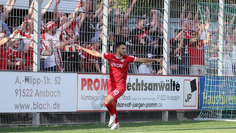 Dardan Karimani von den Würzburger Kickers jubelt über seinen Treffer zum 0:1.