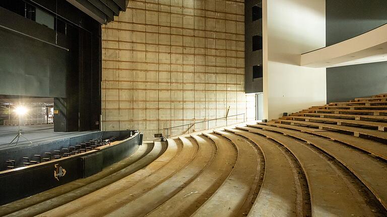 So sieht der Innenraum des Schweinfurter Theaters in Schweinfurt während der Sanierung aus: Die Stühle sind alle entfernt, auch die Wandverkleidung und Deckenlampen.