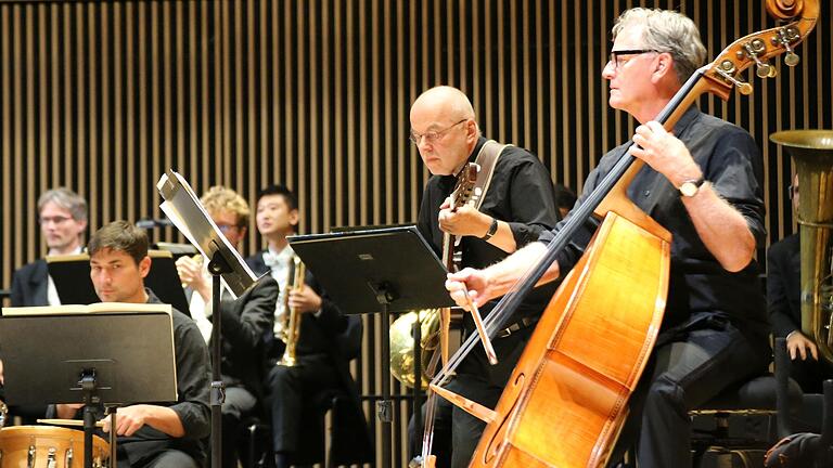 Mit Schlagzeug, E-Gitarre und Blasinstrumenten bereicherte Friedrich Guldas sein mit ungewöhnlichen Klangfarben aus allen Musikstilen gespicktes Cellokonzert.