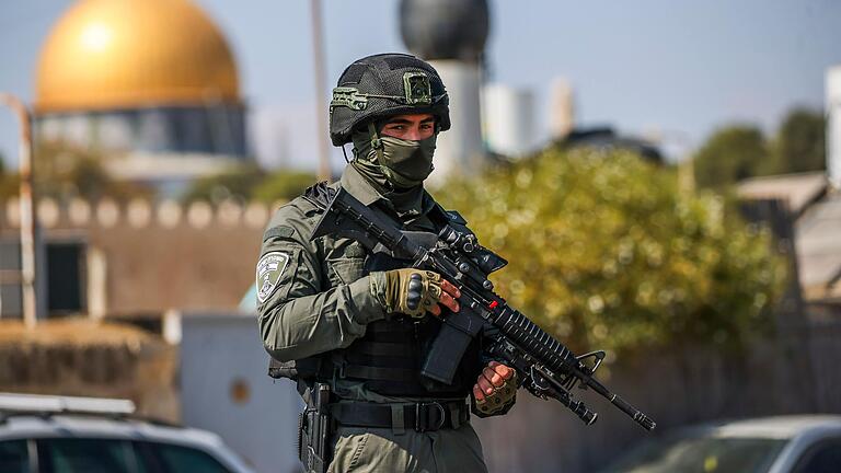 Ein Bild aus&nbsp; Jerusalem: Ein israelischer Soldat hält vor dem Freitagsgebet in der Nähe des Al-Aqsa-Geländes Wache.&nbsp;