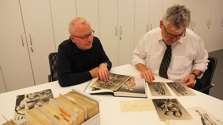 Dr. Stephan Klingen (links) und Prof. Dr. Christian Fuhrmeister, Provenienzforscher am Zentralinstitut für Kunstgeschichte in München, studieren Fotos der Riemenschneider-Madonna.