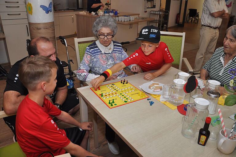 Beim Spielnachmittag im Seniorenwohnheim St. Barbara spielten die Fußballjungs mit den Bewohnerinnen unter anderem Mensch-ägere-dich-nicht.