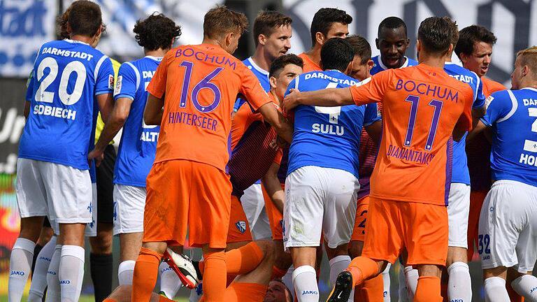 Darmstadt 98 - VfL Bochum       -  Bochums Felix Bastians liegt beim Spiel bei Darmstadt 98 nach einem vermeintlichen Foul am Boden.