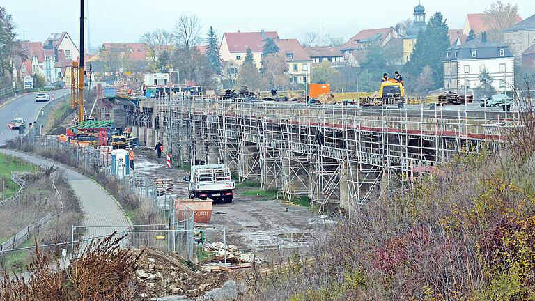 Vor einem Jahr haben die Sanierungsarbeiten an der Haßfurter Flutbrücke begonnen. In einem Fazit stellt das Staatliche Bauamt Schweinfurt fest, dass die Arbeiten genau im Zeitplan liegen. Vor einem Jahr haben die Sanierungsarbeiten an der Haßfurter Flutbrücke begonnen. In einem Fazit stellt das Staatliche Bauamt Schweinfurt fest, dass die Arbeiten genau im Zeitplan liegen.
