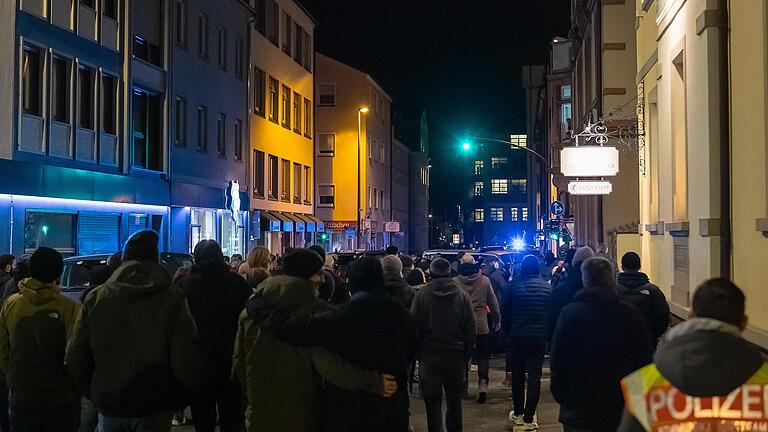 Kein großer Zug, sondern einzelne Gruppen liefen am Sonntag bei den Corona-Protesten durch Schweinfurt.