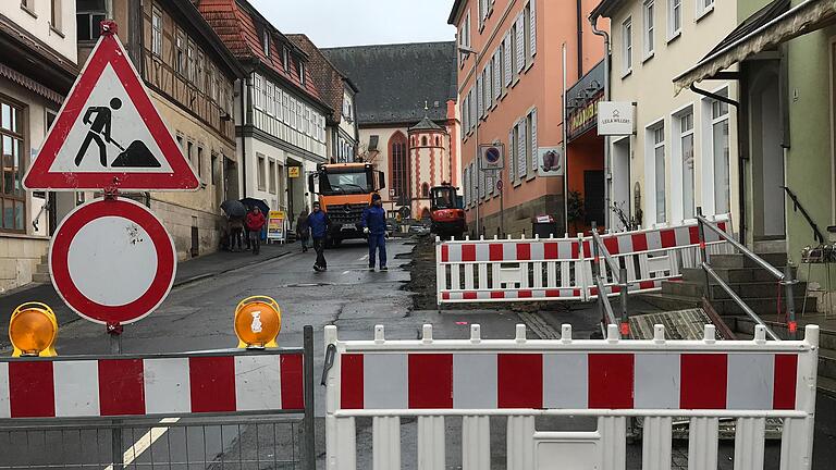 Neugestaltung der Grünen Marktstraße in Hofheim: Die Straße wird zur Einbahnstraße und erhält dafür breitere Gehsteige. Die Arbeiten gehören zu einem Gesamtkonzept zur Aufwertung der Innenstadt.