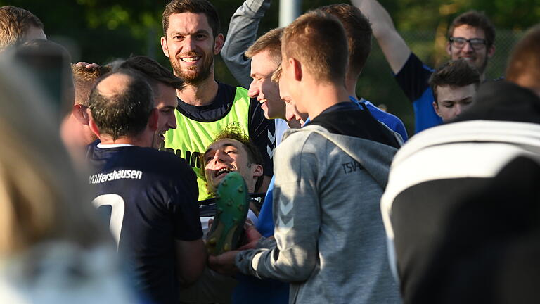 Anand Anders       -  Drama, Jubel und Enttäuschung: Die schönsten Bilder von den Relegationsspielen im Fußball-Kreis Rhön.