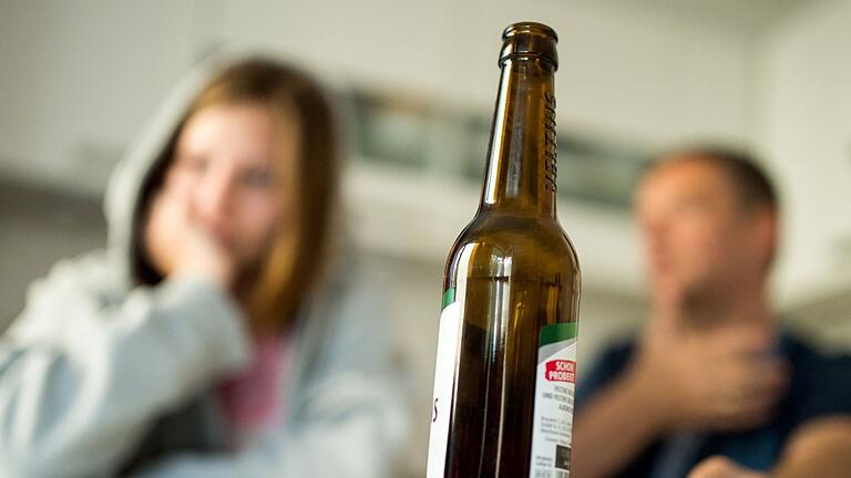 Jugendliche Alkohol Eltern       -  Alkoholsucht (Symbolbild)