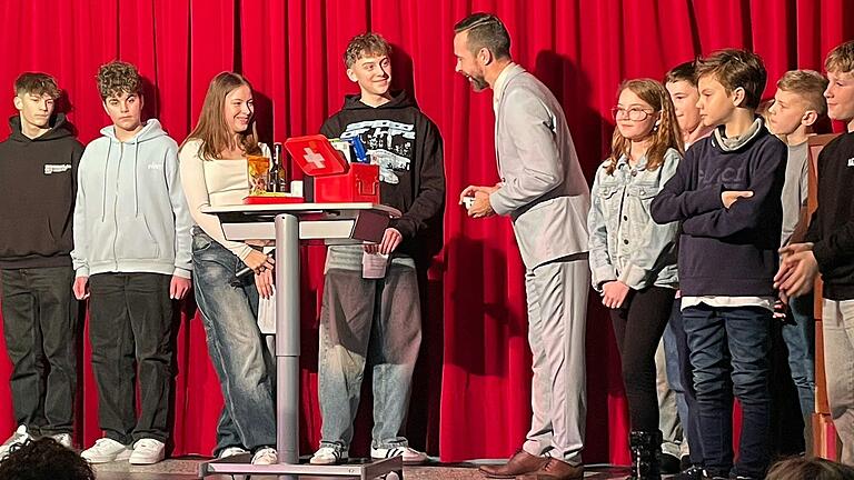 Klassensprecher und Schülermitverwaltung überbrachten ihrem neuen Schulleiter nützliche Dinge für seinen Schulalltag wie Streichhölzer 'für zündende Ideen'. Klassensprecher und Schülermitverwaltung überbrachten ihrem neuen Schulleiter nützliche Dinge für seinen Schulalltag wie Streichhölzer 'für zündende Ideen'.