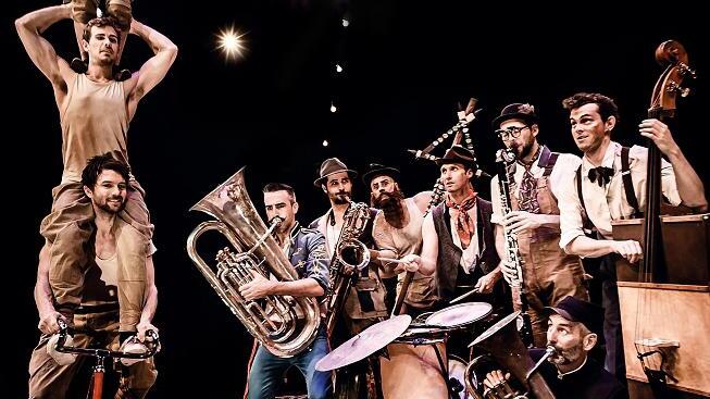 In diesem spektakulären Tohuwabohu mischen die Musiker in den Zirkus-Nummern mit und die Akrobaten machen ihrerseits Musik.