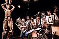 In diesem spektakulären Tohuwabohu mischen die Musiker in den Zirkus-Nummern mit und die Akrobaten machen ihrerseits Musik.