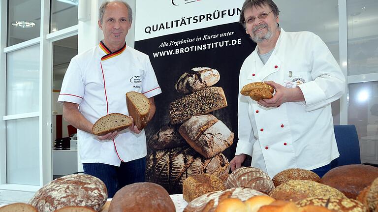 Der Bäcker Lohn ist unter anderem die jährliche Bescheinigung ihrer guten Backwaren bei der Prüfung durch das Deutsche Brotinstitut: Unser Bild stammt von der Brotprüfung in Bad Kissingen. Im Bild Prüfer Manfred Stiefel (links) und stellvertretender Bäcker-Innungsobermeister Heribert Hedrich. Der Bäcker Lohn ist unter anderem die jährliche Bescheinigung ihrer guten Backwaren bei der Prüfung durch das Deutsche Brotinstitut: Unser Bild stammt von der Brotprüfung in Bad Kissingen. Im Bild Prüfer Manfred Stiefel (links) und stellvertretender Bäcker-Innungsobermeister Heribert Hedrich. 