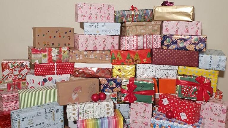 Niklas Barthel hat über 50 Weihnachtspäckchen für die Flüchtlingskinder in der Ankereinrichtung gesammelt. Niklas Barthel hat über 50 Weihnachtspäckchen für die Flüchtlingskinder in der Ankereinrichtung gesammelt.