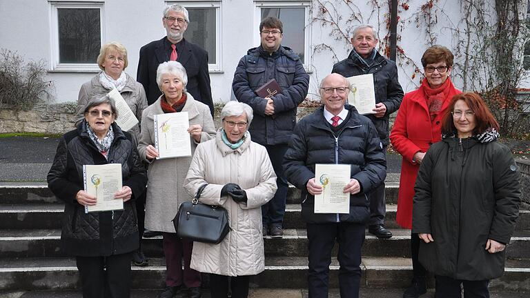 Von links: Luzia Kraus, Christa Eydel, Vorsitzender Gottfried Hofer, Gertrud Scheidel, Ruth Haun, Pfarrer Oliver Störr, Raimund Kraft, Andreas Englert, Doris Wolfstädter und Chorleiterin Andrea Müller-Köhler. Von links: Luzia Kraus, Christa Eydel, Vorsitzender Gottfried Hofer, Gertrud Scheidel, Ruth Haun, Pfarrer Oliver Störr, Raimund Kraft, Andreas Englert, Doris Wolfstädter und Chorleiterin Andrea Müller-Köhler.