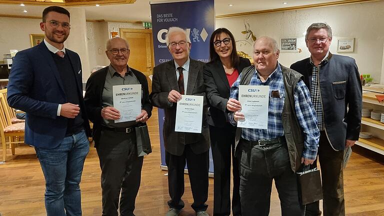 Auf zusammen 150 Jahre CSU-Mitgliedschaft kommen Manfred Fröhlich (Zweiter von links), Herbert Meyer und Ernst Leykamm. CSU-Ortsvorsitzender Simon Rinke (links), CSU-Kreisvorsitzende Barbara Becker und der ehemalige Staatssekretär Gerhard Eck (rechts) gratulieren. Auf zusammen 150 Jahre CSU-Mitgliedschaft kommen Manfred Fröhlich (Zweiter von links), Herbert Meyer und Ernst Leykamm. CSU-Ortsvorsitzender Simon Rinke (links), CSU-Kreisvorsitzende Barbara Becker und der ehemalige Staatssekretär Gerhard Eck (rechts) gratulieren.