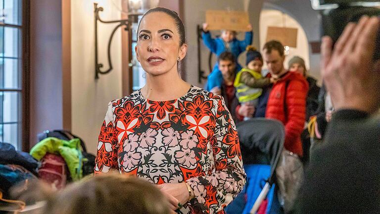 Rund 70 Eltern und deren Kinder  protestierten im Februar vor der Stadtratssitzung im Würzburger Rathaus gegen eine Schließung der Kita Stift Haug. Sozialreferentin Hülya Düber suchte das Gespräch mit den Eltern.