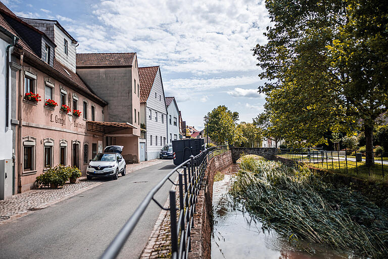 Gefährliche Nähe: Nur wenige Meter trennen die Altach und die Mühle der Ortegels in Zeil(links).&nbsp;