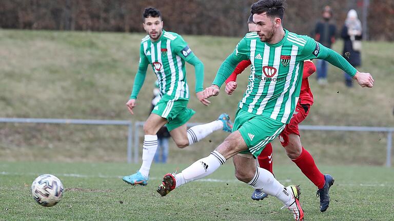 Der Treffer zum 2:0 für Schweinfurt: FC-05-Testspieler Severo Sturm schiebt überlegt ein, Amar Cekic (im Hintergrund) wirkt beeindruckt.