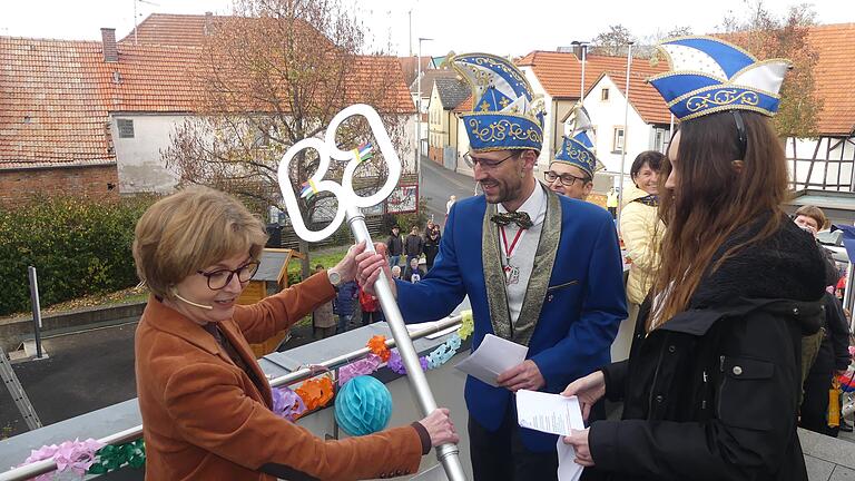 Beim Ringen um den Rathausschlüssel hat Prinz Karneval gewonnen: Sitzungspräsident Alexander Schäfer und seine Helfer holten sich von Bürgermeisterin Bettina Bärmann die Insignien der Macht.