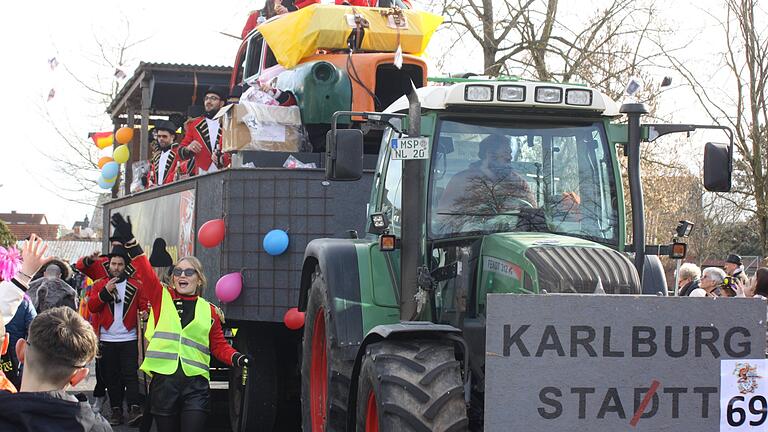 Die 'Mexikaner Karlburg' wurden vom Faschingszug in Karlstadt ausgeschlossen, weil Sicherungskräfte laut der Stadtverwaltung Bierflaschen bei sich hatten. Die 'Mexikaner Karlburg' wurden vom Faschingszug in Karlstadt ausgeschlossen, weil Sicherungskräfte laut der Stadtverwaltung Bierflaschen bei sich hatten.