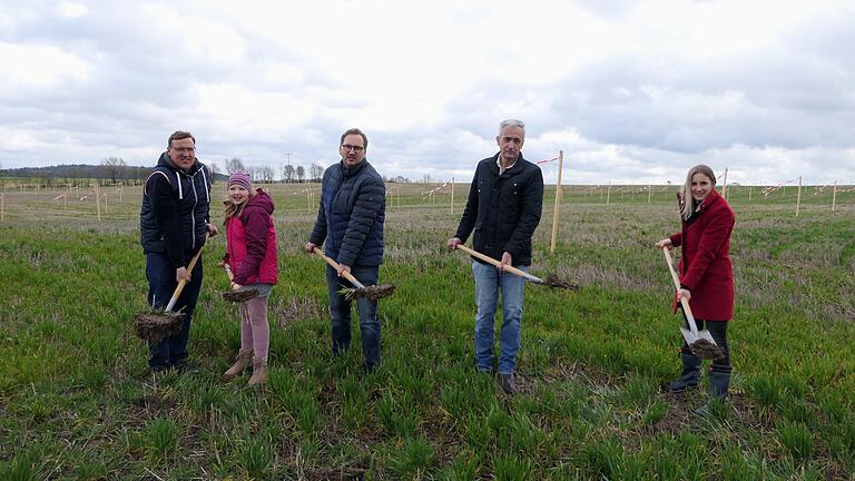 Beim Spatenstich für den neuen Solarpark im Maroldsweisacher Ortsteil Wasmuthhausen (von links): Ralf Hofmann mit Tochter Nina, Bürgermeister Wolfram Thein, Rudolf Ankenbrand und Kristina Amann.