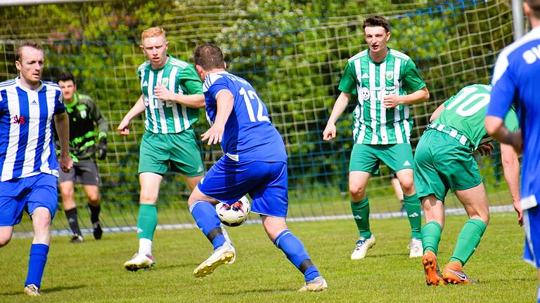 Die Spiele der Kreisliga Rhön       -  Ein Lebenszeichen im Kampf um den Klassenerhalt sendete der SV Aura um Jannik Schmitt (vorne) im Spiel gegen den FC Untererthal (unser Bild).