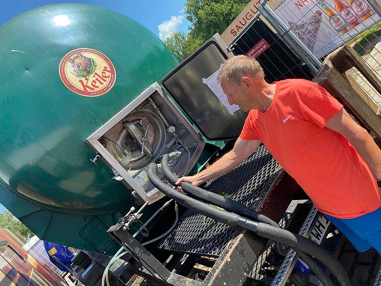 Müller an einem der 5000 Liter fassenden Tankwagen neben dem Festzelt.